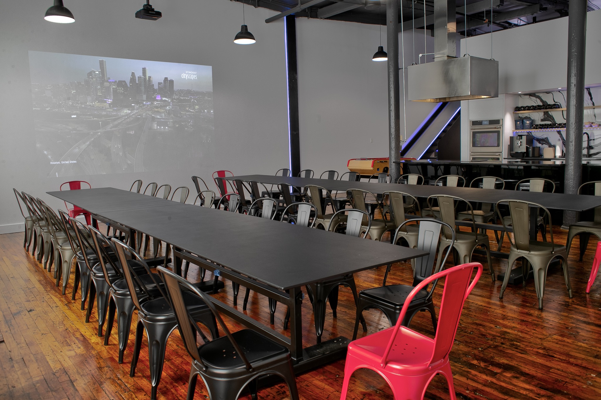 Salle de conférence avec table pour 14 personnes